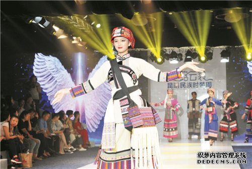 模特展示精美的民族服装服饰。 记者刘凯达摄